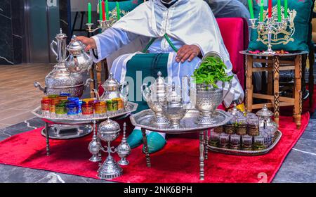 Homme marocain préparant du thé à la menthe maghrébine Banque D'Images