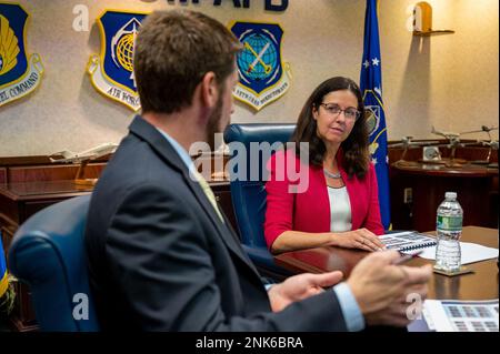 Kristyn Jones, secrétaire adjoint de la Force aérienne pour la gestion financière et le contrôleur, rencontre Jeremy Thiele, directeur adjoint du programme pour le commandement, le contrôle, les communications, le renseignement et les réseaux, lors d'une visite à la base aérienne de Hanscom, Mass., août 11. Jones a également rencontré d’autres membres du personnel de gestion financière de Hanscom au cours de sa visite. Banque D'Images