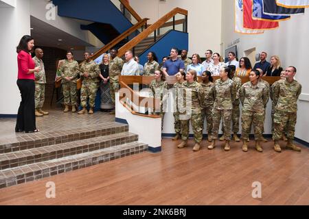 Kristyn Jones, secrétaire adjoint de la Force aérienne pour la gestion financière et le contrôleur, s'adresse aux membres du 66th e Escadron du contrôleur lors d'une visite à la base aérienne de Hanscom, Mass., le 11 août. Jones a rencontré des membres du personnel de gestion financière de Hanscom au cours de sa visite. Banque D'Images