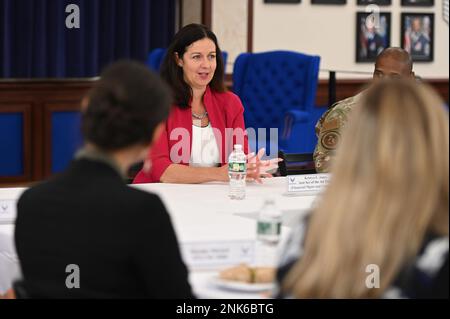 Kristyn Jones, secrétaire adjoint de la Force aérienne pour la gestion financière et le contrôleur, s'adresse aux membres de l'effectif de la gestion financière lors d'une visite à la base aérienne de Hanscom, Mass., août 11. Jones a rencontré des membres du personnel de gestion financière de Hanscom au cours de sa visite. Banque D'Images