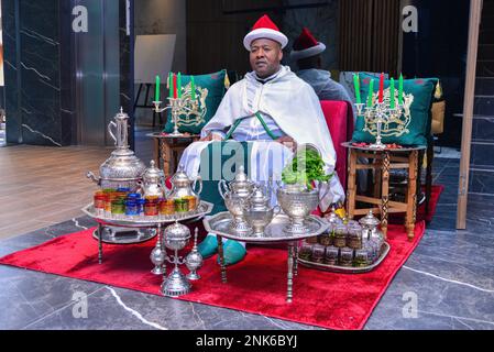 Homme marocain préparant du thé à la menthe maghrébine TANGER-05-02-2021 Banque D'Images