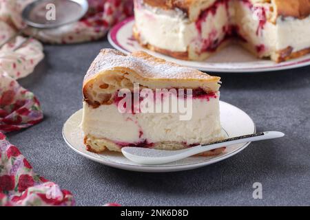 Karpatka aux cerises, tarte traditionnelle à la crème polonaise sur fond gris Banque D'Images