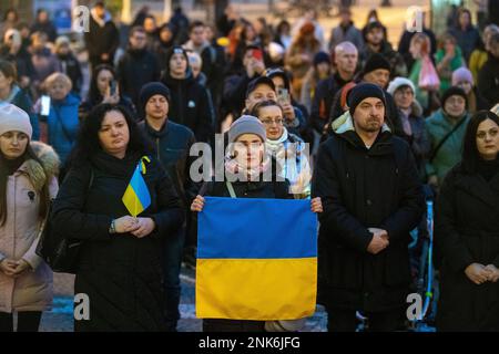 Pardubice, République tchèque. 23rd févr. 2023. Le théâtre de la Bohème orientale a organisé un rassemblement pour commémorer les morts et exprimer sa solidarité avec le peuple ukrainien, qui a été confronté à une année d'attaques de guerre de la Russie, sur 23 février 2023, à Pardubice, en République tchèque. Crédit : Josef Vostarek/CTK photo/Alay Live News Banque D'Images