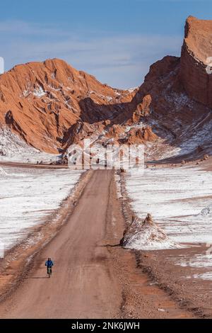 Route traversant la Valle de la Luna (Vallée de la Lune) et dépôt de sel sur le sol, désert d'Atacama. Région d'Antofagasta. Chili Banque D'Images