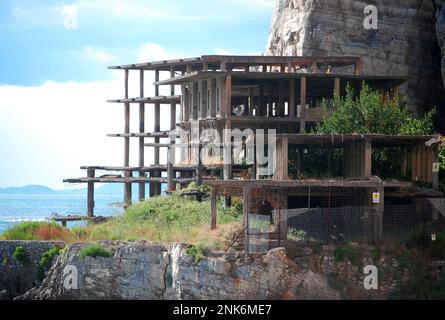 L'écomonstre d'Aliluri. Photo prise le 25 juillet 2010 à Vico Equense d'une construction non autorisée sur la mer Tyrrhénienne. Italie Banque D'Images