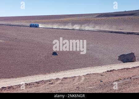 En bus, de l'Altiplano la Puna, près de Salar de Aguas Calientes et Salar de de Tara, désert d'Atacama. Region de Antofagasta. Chili Banque D'Images