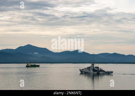 PUERTO PRINCESA (Philippines) (11 août 2022) – le navire de la classe de la Royal Navy River HMS Tamar (P233) navigue dans Puerto Princesa (Philippines) pendant le Pacific Partnership 2022. En 17th ans, le Partenariat Pacifique est la plus importante mission multinationale annuelle d'aide humanitaire et de préparation aux secours en cas de catastrophe menée dans l'Indo-Pacifique. Banque D'Images