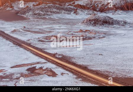 Route à travers la vallée de la Luna (vallée de la Lune ) près de San Pedro de Atacama, et le sel déposé sur le terrain, désert d'Atacama. Région de Antofagasta Banque D'Images