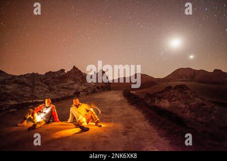 Le ciel, à partir de la Valle de la Luna (vallée de la Lune ) près de San Pedro de Atacama, et le sel déposé sur le terrain, désert d'Atacama. Region de Antofag Banque D'Images