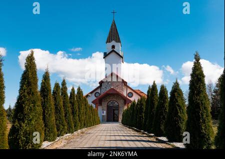 intérieurs et détails dans l'allée de l'église catholique avec cyprès menant à l'église Banque D'Images