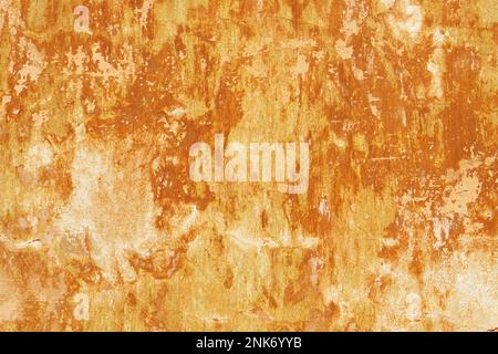 Mur de ciment gris clair avec peinture écaillée de fissures jaune orange rouge. Grunge arrière-plan abstrait vintage. Banque D'Images