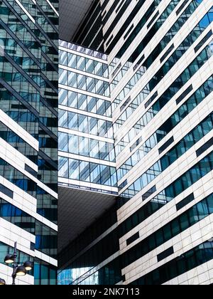 Façades de verre de bâtiments de plusieurs étages dans le quartier de Moscou Banque D'Images
