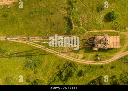 Photographie par drone d'une ancienne pelle abandonnée en carrière pendant la journée d'été Banque D'Images