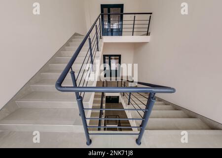 escalier d'urgence et évacuation escalier de sortie dans une échelle dans un nouveau bâtiment de bureau Banque D'Images