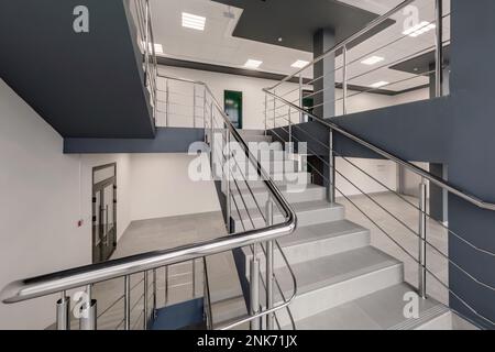 escalier d'urgence et évacuation escalier de sortie dans une échelle dans un nouveau bâtiment de bureau Banque D'Images
