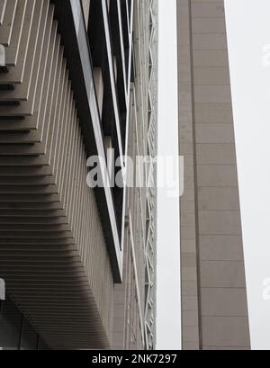 façade et grande tour étroite de gratte-ciel en béton Banque D'Images