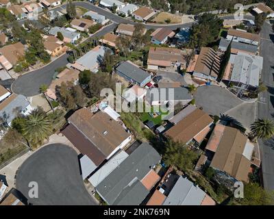 Un quartier de maison mobile est montré d'une vue aérienne, de jour, parmi les rues et cul-de-sac de la communauté. Banque D'Images