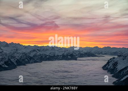 Coucher de soleil sur le Brienzer Rothorn en Suisse en décembre, alpes suisses 'Emmentaler Alpen' dans la lumière du soir Banque D'Images