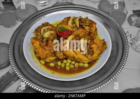 Plat de poulet marocain avec olives et citron préservé Banque D'Images