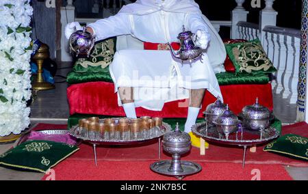 Homme marocain préparant du thé à la menthe maghrébine Banque D'Images