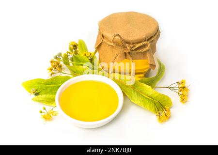 Abeille isolée dans un bol blanc et tilleul sur fond blanc. Produits de l'abeille. Concept de nourriture biologique saine. Vue de dessus Banque D'Images