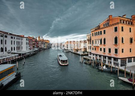 Vaporetto dans le Grand Canal dans la vieille ville de Venise Italie Banque D'Images