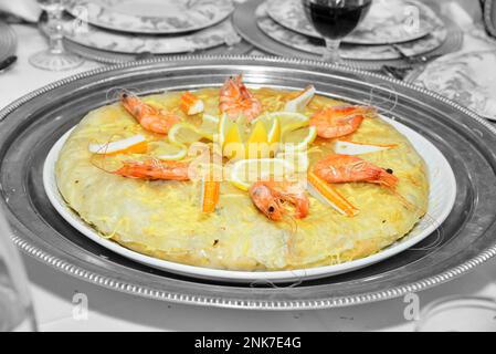 pastilla marocaine ou bastila avec fruits de mer, crevettes et calmari Banque D'Images