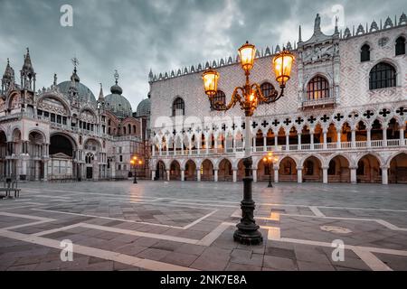 Piazzetta di San Marco avec le Palais des Doges et la basilique Saint-Marc à Venise en Italie à l'aube. Banque D'Images