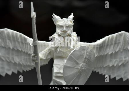 New York, États-Unis. 23rd févr. 2023. Vue rapprochée d'une sculpture d'origami en feuille unique non coupée intitulée « Valkyrie » par l'artiste Juho Konkkola exposée au Small is Beautiful: Miniature Art Exhibition dans le quartier de NoHo à New York, NY, 23 février 2023. (Photo par Anthony Behar/Sipa USA) crédit: SIPA USA/Alay Live News Banque D'Images