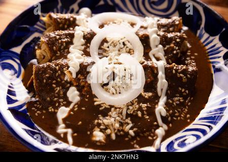 Enmoladas de poulet. Aussi connu sous le nom de mole poblano enchiladas, ils sont un plat mexicain typique qui est très populaire au Mexique et dans le reste du monde. Banque D'Images