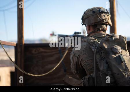 ÉTATS-UNIS Soldats affectés au 1st Bataillon, 63rd Armour Regiment, 2nd Armored Brigade combat Team, 1st Infantry Division assure la sécurité et défend sa position contre des attaques ennemies simulées lors de la rotation d'action décisive 22-09 au Centre national d'entraînement, fort Irwin, Californie, 11th août 2022. Banque D'Images