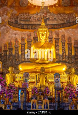 Statue d'or de Bouddha dans le temple bouddhiste, ville de Bangkok, Thaïlande. Banque D'Images
