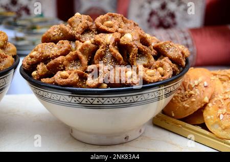 Plat avec chebakia maison de fête marocaine et biscuits à la noix de coco Banque D'Images