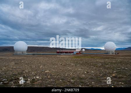 BASE AÉRIENNE DE THULE, Groenland – les nuages survollent la station de suivi de Thule, connue sous le nom de PONO de call, exploitée par le 23rd Escadron des opérations spatiales, détachement 1, à la base aérienne de Thule, Groenland, le 11 août 2022. POGO est l'unité la plus au nord de sept stations de suivi dans le monde du réseau de contrôle par satellite. Une composante de Space Delta 6 - Cyberspace Operations, la mission de Det 1 est de fournir des opérations de télémétrie, de suivi et de commandement aux programmes satellites des États-Unis et des gouvernements alliés. L’extrême nord du détachement permet un contact avec des satellites en orbite polaire 10-12 fois par jour Banque D'Images