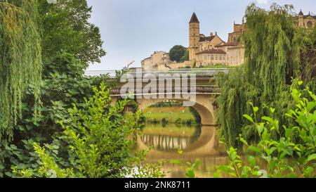 Paysage de la ville d'été - vue sur les ponts au-dessus de la rivière Gers dans la ville d'Auch, dans la province historique de Gascogne, France Banque D'Images