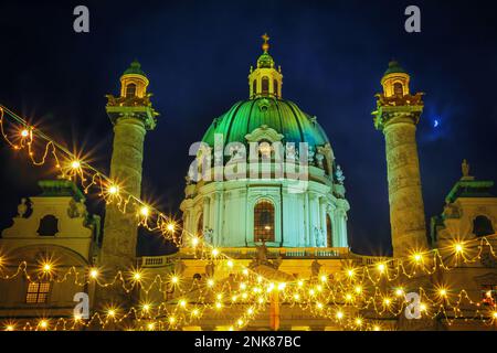 Paysage urbain festif - vue sur le marché de Noël sur Karlsplatz (place Charles) et sur Karlskirche dans la ville de Vienne, Autriche Banque D'Images