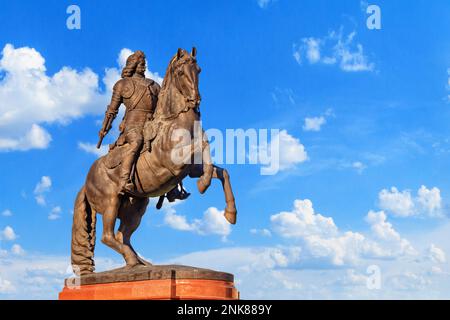 Vue sur la statue de Francis II Rakoczi située à l'extérieur du Parlement hongrois, contre le ciel, un jour d'été à Budapest, Hongrie Banque D'Images