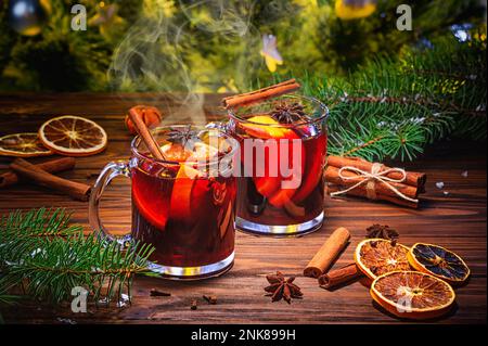 Vin rouge de Noël chaud, vermillon aux épices aromatiques et aux agrumes sur une table rustique en bois, en gros plan. Boisson chaude traditionnelle ou cocktail festif Banque D'Images