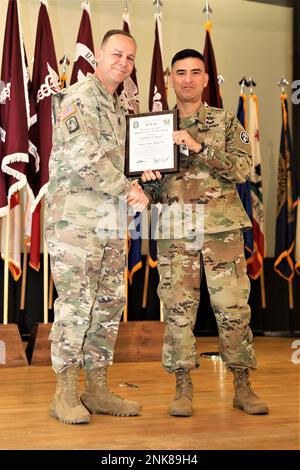 Le sergent de commandement Maj. Kyle Brunell (à gauche) en photo avec le sergent de commandement Maj. Omar Mascarenas (à droite) lors de la cérémonie d'abandon de responsabilité du Commandement régional de la santé en Europe qui s'est tenue le 12 août à Sembach, en Allemagne. Banque D'Images