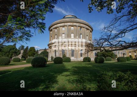 La propriété du National Trust de la maison Ickworth avec sa rotonde au Springtime Banque D'Images