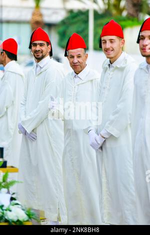 Les hommes marocains portent des vêtements traditionnels. Les hommes travaillant au mariage portant des cadeaux pour la mariée Banque D'Images