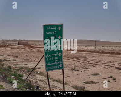 Panneau routier dans le désert de Syrie, en direction de Bagdad en Irak Banque D'Images