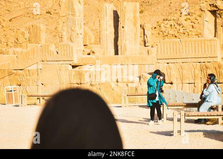 Persepolis, Iran - 8th juin 2022 : une femme regardant à travers un casque VR à l'exposition du musée archéologique de Persepolis en Iran Banque D'Images