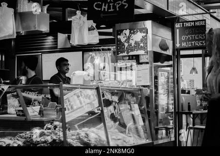 Fish and chips Shop avec un indien. Photo de haute qualité Banque D'Images