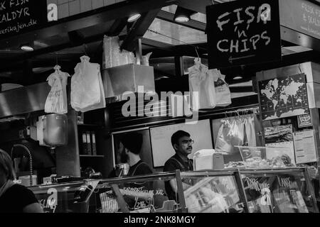 Fish and chips Shop avec un indien. Photo de haute qualité Banque D'Images