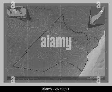 Nugaal, région de la Somalie continentale. Carte d'altitude en niveaux de gris avec lacs et rivières. Lieux et noms des principales villes de la région. Coin auxiliaire Banque D'Images