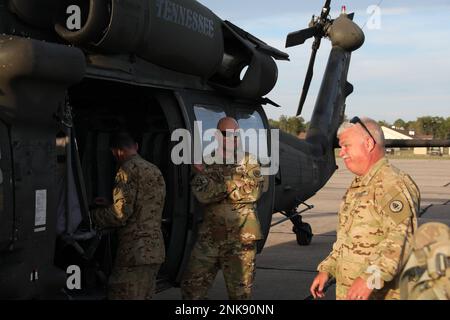 Le Maj David Swan, commandant et PILOTE UH-60 Blackhawk, à gauche, et le Sgt. 1st classe William Taylor, chef d'équipage, tous deux du Bataillon des hélicoptères d'attaque 1-230th, Garde nationale de l'Armée du Tennessee, effectuent des vérifications avant vol pour une mission d'assaut aérien à venir dans le cadre d'une grève du Nord à Grayling, au Michigan, le 12 août 2022. Northern Strike ’22 amène environ 7 400 participants de 19 États et quatre pays de la coalition au nord du Michigan pour valider la préparation et l’interopérabilité des partenaires multicomposantes, multinationaux et interagences du 6 au 20 août 2022, à la National All Domain Warf Banque D'Images