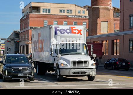 Galveston, Texas - février 2023 : camion de livraison Federal Express FedEx roulant dans l'une des rues de la ville Banque D'Images