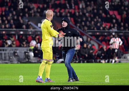 EINDHOVEN - le défenseur du PSV assance le gardien de but du FC Sevilla Marko Dmitrovic lors du match de l'UEFA Europa League entre le PSV Eindhoven et le FC Sevilla au stade Phillips sur 23 février 2023 à Eindhoven, pays-Bas. ANP OLAF KRAAK Banque D'Images