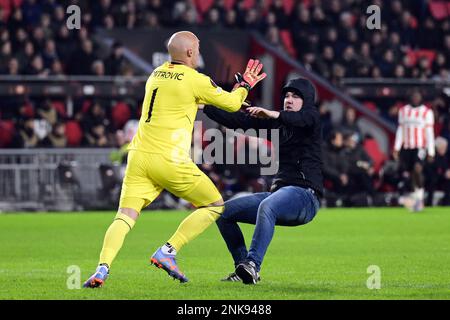 EINDHOVEN - le défenseur du PSV assance le gardien de but du FC Sevilla Marko Dmitrovic lors du match de l'UEFA Europa League entre le PSV Eindhoven et le FC Sevilla au stade Phillips sur 23 février 2023 à Eindhoven, pays-Bas. ANP OLAF KRAAK Banque D'Images